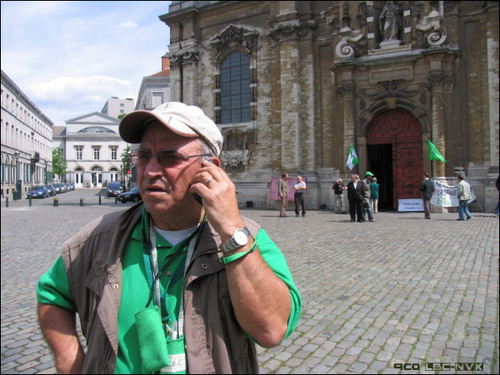 Click to begin slideshow jezus voor kerk.jpg