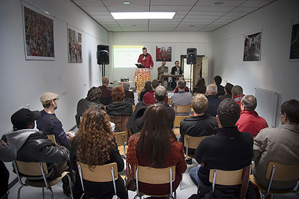Click to begin slideshow od06_crowd.jpg
