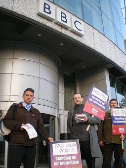 Click to begin slideshow standupforjournalism2.jpg