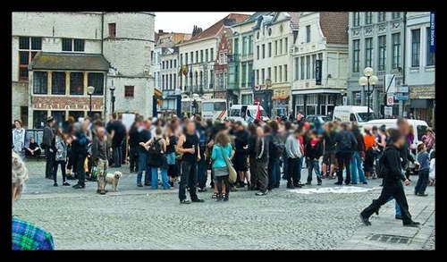 verzamelplaats-met-politiebus.jpg