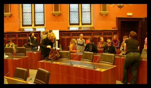 Click to begin slideshow wachtend-in-het-stadhuis.jpg